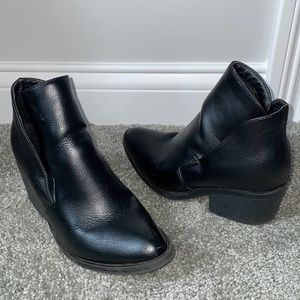 Apt. 9 black pull-on booties